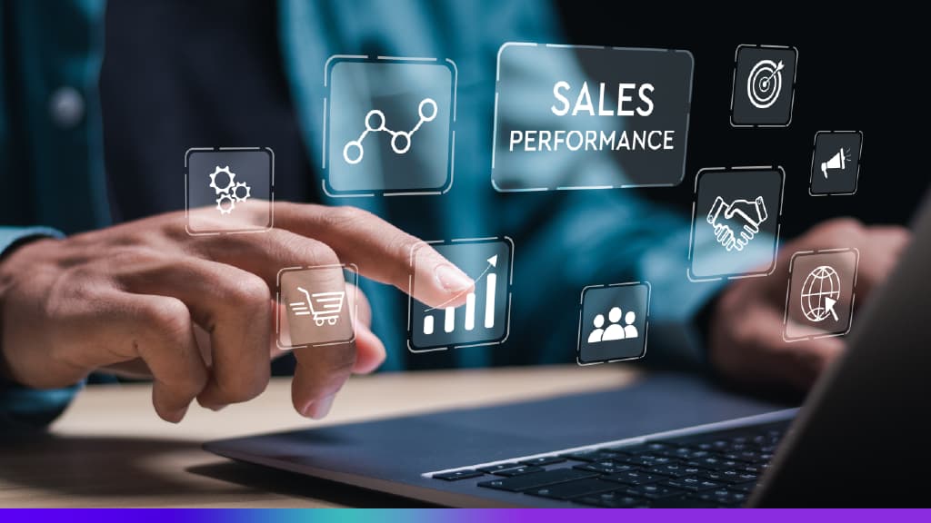 Pessoa interagindo com um laptop, tocando em ícones digitais flutuantes relacionados a vendas, como gráfico de desempenho, carrinho de compras, aperto de mãos e "Sales Performance" em destaque. Representa o conceito de automação e análise de performance em vendas.