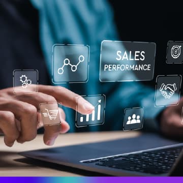 Pessoa interagindo com um laptop, tocando em ícones digitais flutuantes relacionados a vendas, como gráfico de desempenho, carrinho de compras, aperto de mãos e "Sales Performance" em destaque. Representa o conceito de automação e análise de performance em vendas.