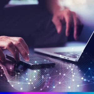 Imagem de uma pessoa utilizando um laptop, com gráficos digitais e conexões de dados fluindo ao redor, simbolizando o impacto da tecnologia e da IA no marketing digital e mensuração de resultados.
