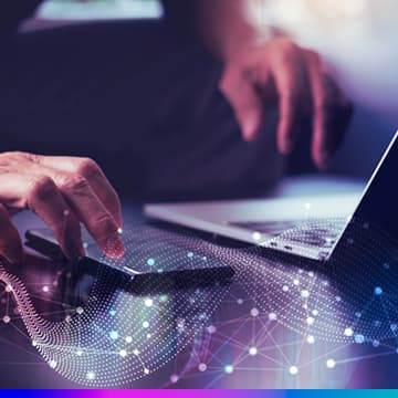 Imagem de uma pessoa utilizando um laptop, com gráficos digitais e conexões de dados fluindo ao redor, simbolizando o impacto da tecnologia e da IA no marketing digital e mensuração de resultados.