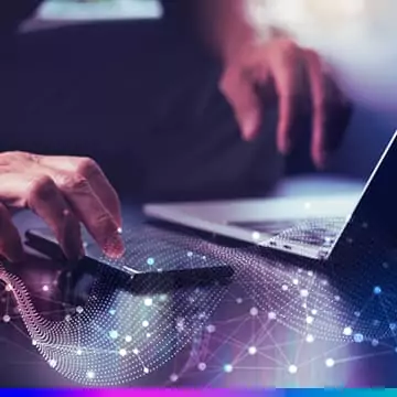 Imagem de uma pessoa utilizando um laptop, com gráficos digitais e conexões de dados fluindo ao redor, simbolizando o impacto da tecnologia e da IA no marketing digital e mensuração de resultados.