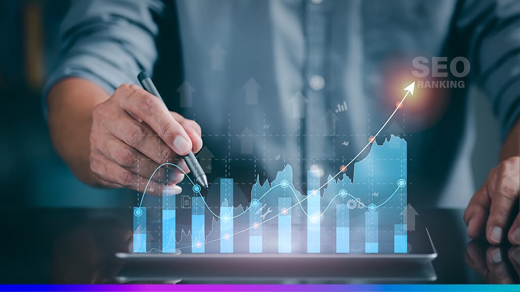 Gráfico ascendente e barras sobre um tablet, com “SEO ranking” ao fundo, simbolizando crescimento nos resultados de SEO.