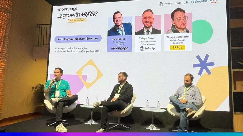 Painel do evento Growth Mixer 2025 em São Paulo, com especialistas da MoEngage, Infobip e 99Pay debatendo estratégias e melhores práticas para campanhas RCS.