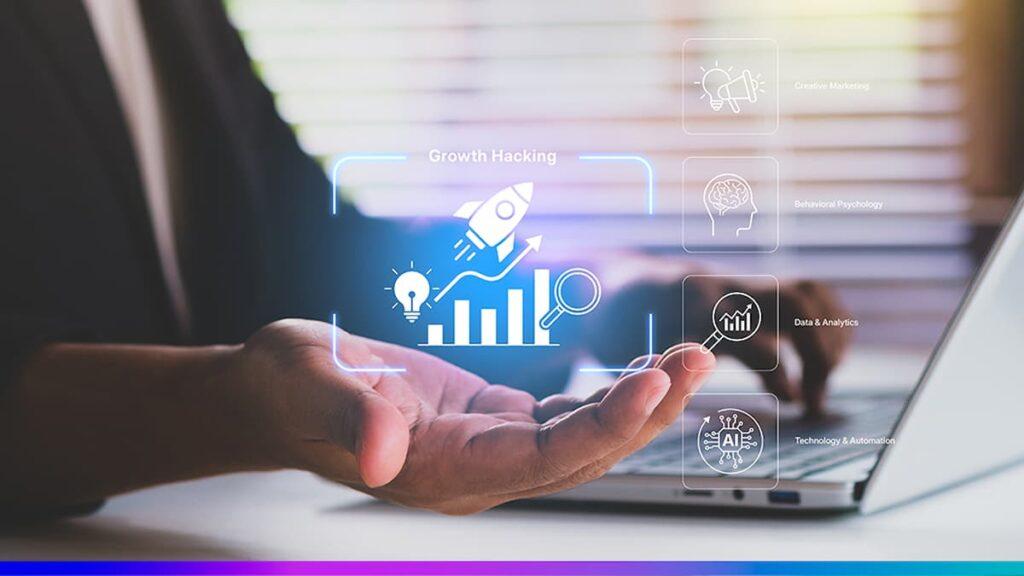 Mão de profissional sobre notebook com ícones digitais de “growth hacking”, incluindo foguete, gráfico de crescimento, lâmpada de ideia, lupa e símbolos de marketing, dados, psicologia comportamental e automação.