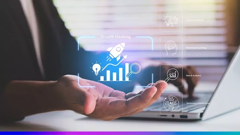 M&atilde;o de profissional sobre notebook com &iacute;cones digitais de &ldquo;growth hacking&rdquo;, incluindo foguete, gr&aacute;fico de crescimento, l&acirc;mpada de ideia, lupa e s&iacute;mbolos de marketing, dados, psicologia comportamental e automa&ccedil;&atilde;o.