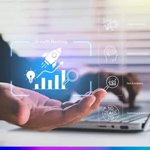 M&atilde;o de profissional sobre notebook com &iacute;cones digitais de &ldquo;growth hacking&rdquo;, incluindo foguete, gr&aacute;fico de crescimento, l&acirc;mpada de ideia, lupa e s&iacute;mbolos de marketing, dados, psicologia comportamental e automa&ccedil;&atilde;o.