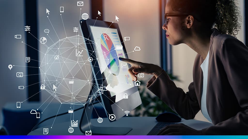 Pessoa analisando gráficos em uma tela de computador com ícones de tecnologia e rede digital sobrepostos, representando análise de dados e IA.