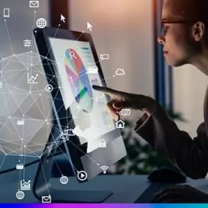 Pessoa analisando gr&aacute;ficos em uma tela de computador com &iacute;cones de tecnologia e rede digital sobrepostos, representando an&aacute;lise de dados e IA.