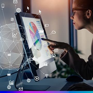 Pessoa analisando gráficos em uma tela de computador com ícones de tecnologia e rede digital sobrepostos, representando análise de dados e IA.