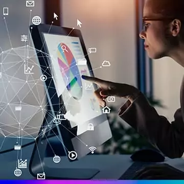 Pessoa analisando gráficos em uma tela de computador com ícones de tecnologia e rede digital sobrepostos, representando análise de dados e IA.