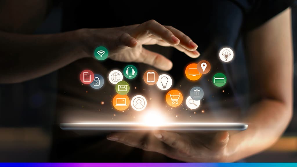 Mãos em volta de uma luz brilhante com ícones flutuantes de tecnologia, marketing digital e e-commerce (Wi-Fi, e-mail, celular, carrinho de compras, localização e documentos).