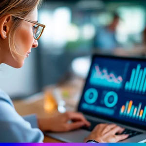 Profissional analisando dashboards de dados e m&eacute;tricas de desempenho em um notebook, representando estrat&eacute;gias de martech e an&aacute;lise digital.