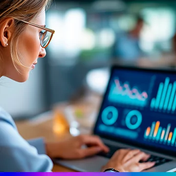 Profissional analisando dashboards de dados e m&eacute;tricas de desempenho em um notebook, representando estrat&eacute;gias de martech e an&aacute;lise digital.