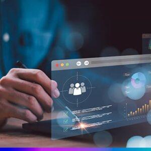 Profissional interagindo com um painel digital de dados de clientes, com gráficos, métricas e ícones representando análise de informações e uso de martech e CDP.