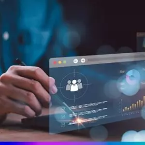 Profissional interagindo com um painel digital de dados de clientes, com gr&aacute;ficos, m&eacute;tricas e &iacute;cones representando an&aacute;lise de informa&ccedil;&otilde;es e uso de martech e CDP.