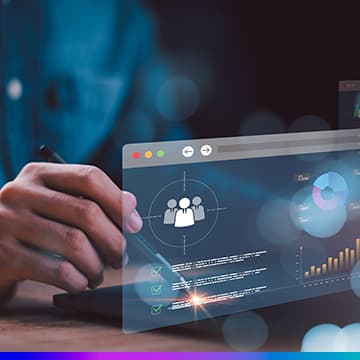 Profissional interagindo com um painel digital de dados de clientes, com gráficos, métricas e ícones representando análise de informações e uso de martech e CDP.