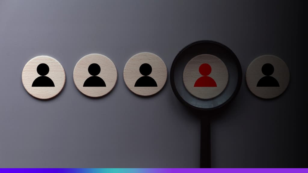 UCP: ícones de pessoas em círculos de madeira alinhados sobre fundo cinza, com uma lupa destacando um perfil de cliente em vermelho entre os demais.