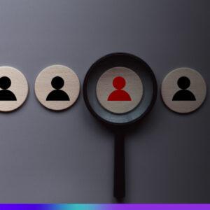 UCP: ícones de pessoas em círculos de madeira alinhados sobre fundo cinza, com uma lupa destacando um perfil de cliente em vermelho entre os demais.