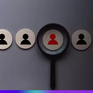 UCP: &iacute;cones de pessoas em c&iacute;rculos de madeira alinhados sobre fundo cinza, com uma lupa destacando um perfil de cliente em vermelho entre os demais.