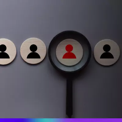 UCP: &iacute;cones de pessoas em c&iacute;rculos de madeira alinhados sobre fundo cinza, com uma lupa destacando um perfil de cliente em vermelho entre os demais.