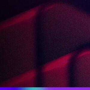 Estande da VTEX em evento, com estrutura iluminada em rosa e roxo, logo da marca em destaque no topo e p&uacute;blico circulando pela feira.