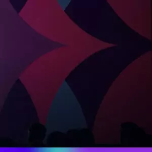 Imagem abstrata com formas geom&eacute;tricas em tons de rosa, roxo e azul escuro ao fundo, com silhuetas de pessoas na parte inferior, representando a atmosfera de um evento.